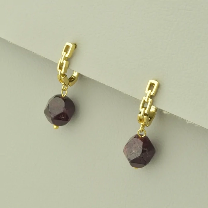 Гранат: Камінь, що дарує вишуканість і енергію вашій прикрасі